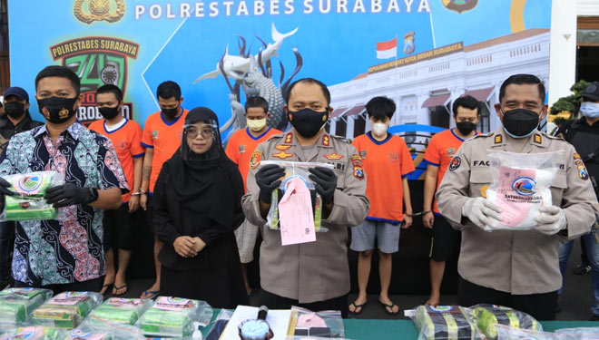 Polrestabes Surabaya saat ungkap kasus peredaran narkoba, Jumat (25/6/2021). (Foto: dok. Humas Polrestabes Surabaya). 