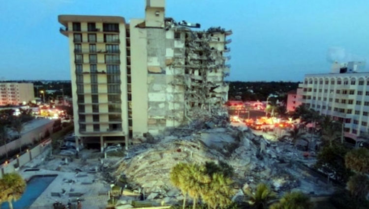 Sebagian gedung Champlain yang runtuh menyebabkan sejauh ini satu orang meninggal dunia dan 99 orang lainnya belum ditemukan. (FOTO A: BBC)Gedung Champlain di Miami sebelum runtuh.(FOTO B: BBC/Googles Street View)