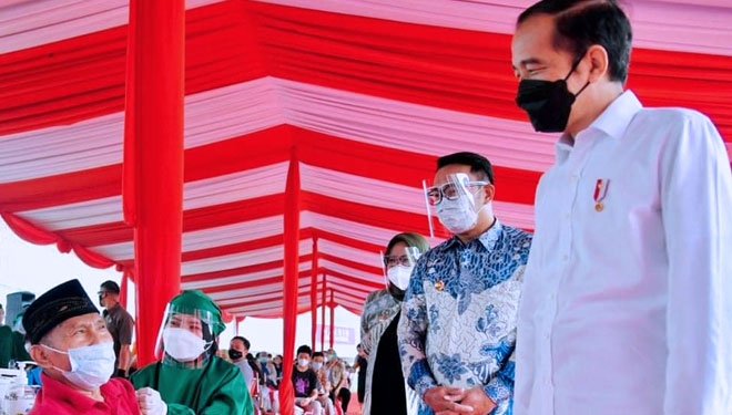 Presiden RI Jokowi saat meninjau vaksinasi Covid-19 di Jakarta. (FOTO: Setkab RI)