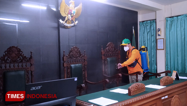 Personil Tim Baznas Tanggap Bencana (BTB) Sumedang saat melakukan penyemprotan disinfektan di perkantoran (FOTO: Alan Dahlan/TIMES Indonesia) 
