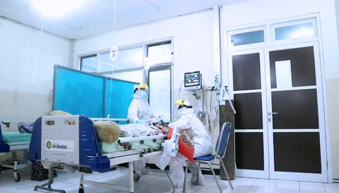 Pasien Covid 19 saat dirawat tenaga kesehatan di RS Siti Khodijah (Foto: RS Siti Khodijah for TIMES Indonesia)