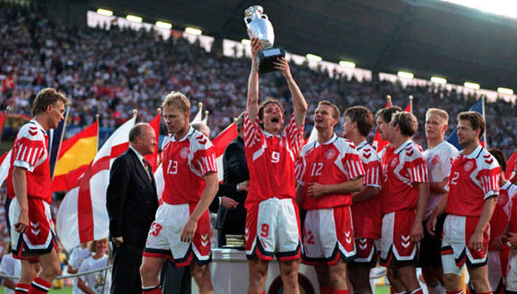 Tim Denmark ketika menjadi juara Euro 1992 usai mengalahkan Jerman 2-0 di parta final pada 26 Juni 1992. (foto: dok FIFA)