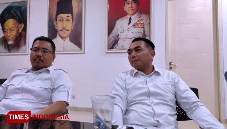 (ki-ka) Ketua Gerindra Jatim Anwar Sadad dan Sekretaris DPD Partai Gerindra Jatim yang juga pengurus DPP Partai Gerindra, Kharisma Febriansyah, Sabtu (26/6/2021). (Foto: Lely Yuana/TIMES Indonesia) 