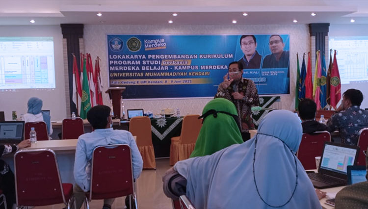 Kaprodi S2 PAI UAD, Dr. Suyadi, M.Pd.I ketika memberikan materi Lokakarya di Universitas Muhammadiyah Kendari. (FOTO: Suyadi for TIMES Indonesia)