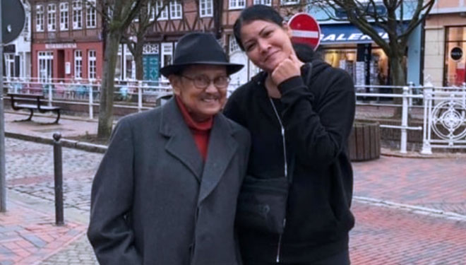 Melanie Subono bersama Prof BJ Habibie saat di Jerman.(foto: Dok.Instagram Melanie Subono) 