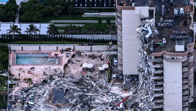 Keadaan kondominium yang runtuh di Miami, Florida. (FOTO A: Evening Standard/Getty Image)