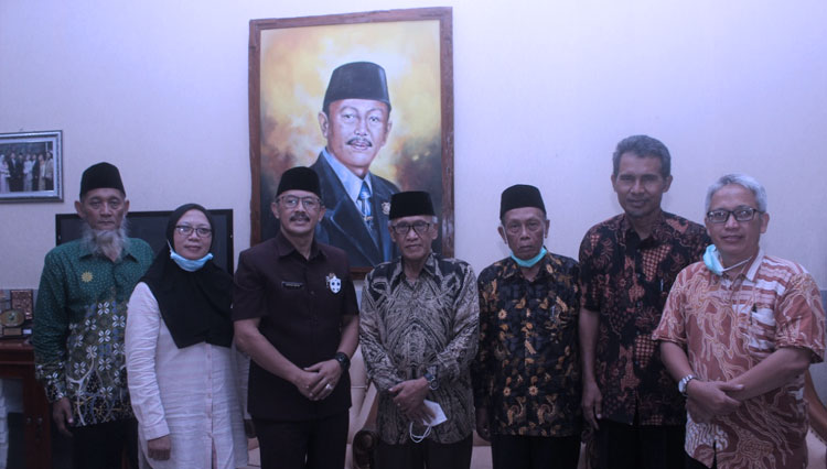 Ketua tim percepatan revitalisasi RS PKU Muhammadiyah Jatibarang, Indramayu, Ahmad Jahidin usai audiensi dengan Ketua DPRD Indramayu, Syaefudin. (Foto: Nurhidayat/TIMES Indonesia)