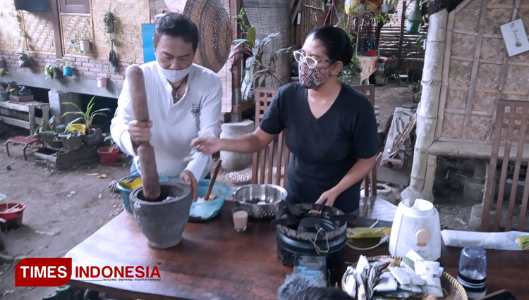 Pembuatan Kaldu tempe yang dilakukan secara tradisional. (Foto: Totok Hidayat/TIMES Indonesia)