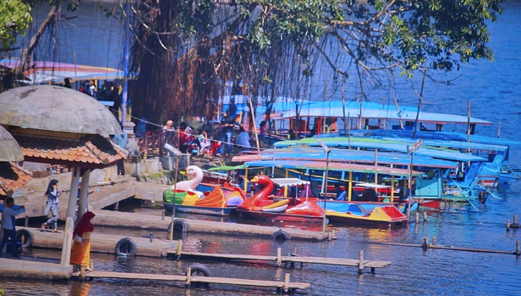 Perahu yang disewakan di kawasan objek wisata Situ Lengkong Panjalu Ciamis (Foto: instagram/@ciamis.info)
