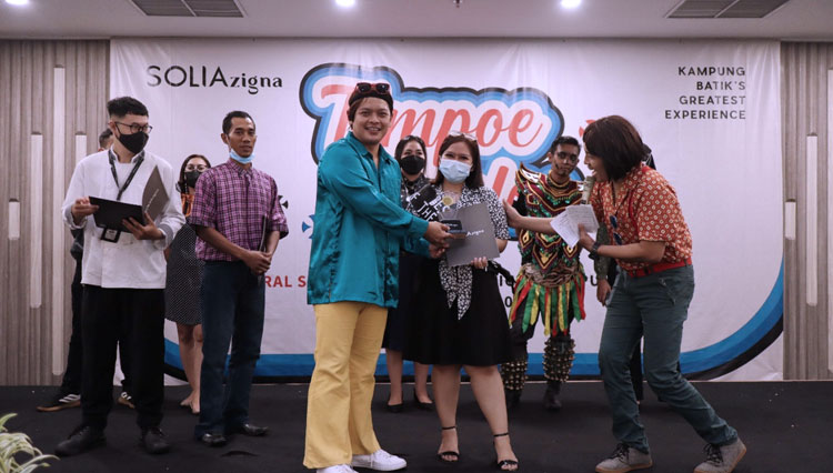 GM Solia Zigna Kampung Batik Laweyan; Gusti Muchlis menyerahkan hadiah kepada Employee of The Quarter atau karyawan terbaik.