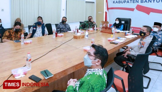 Satgas Covid-19 Banyuwangi saat melakukan rapat bersama (Foto: Rizki Alfian/TIMES Indonesia)