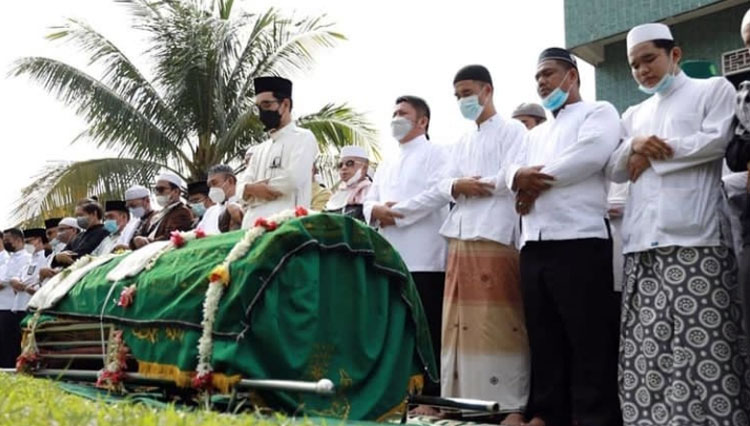 Gubernur Sumsel Herman Deru saat menghadiri pemakaman Imam Besar Masjid Agung Palembang (Foto : Dok Pemprov)
