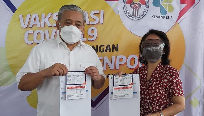 Hayono Isman bersama Istrinya Poppy Puspitasari usai dimenerima vaksin Covid-19. (Foto: Instagram Hayono Isman)
