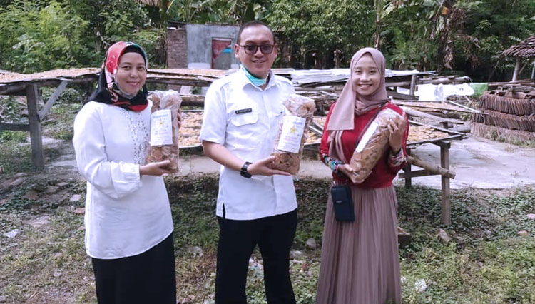 Plt Kepala Disperindag Kabupaten Mojokerto, Iwan Abdillah (tengah), Afrenia Ericha Putri (kanan) saat menilik usaha kerupuk berasnya. Jumat (18/6/2021). (FOTO: Dok. Disperindag Kabupaten Mojokerto for TIMES Indonesia)