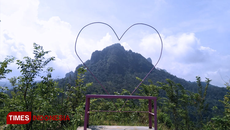 Some spots to capture your moment at aTirisan Hill Pacitan. (Photo: Rojihan/TIMES Indonesia)