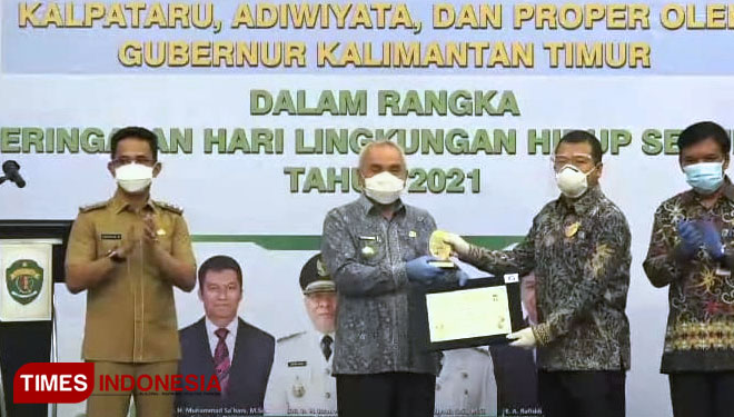 Gubernur Kaltim, Isran Noor menyerahkan Penghargaan Proper Emas kepada Eka Wijayanto Selaku HSE Section Manager PT. Kaltim Methanol Industri di Novotel Hotel Balikpapan (Foto: Hafidz/TIMES Indonesia)