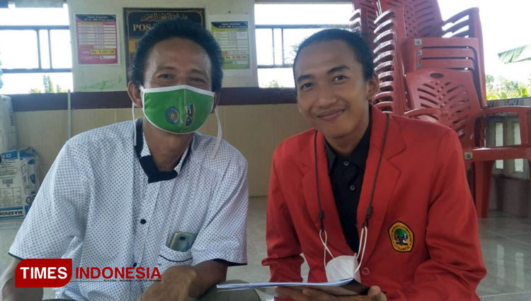 Mahasiswa KKN melakukan koordinasi dengan ketua RT (Foto: ajp.TIMES Indonesia)