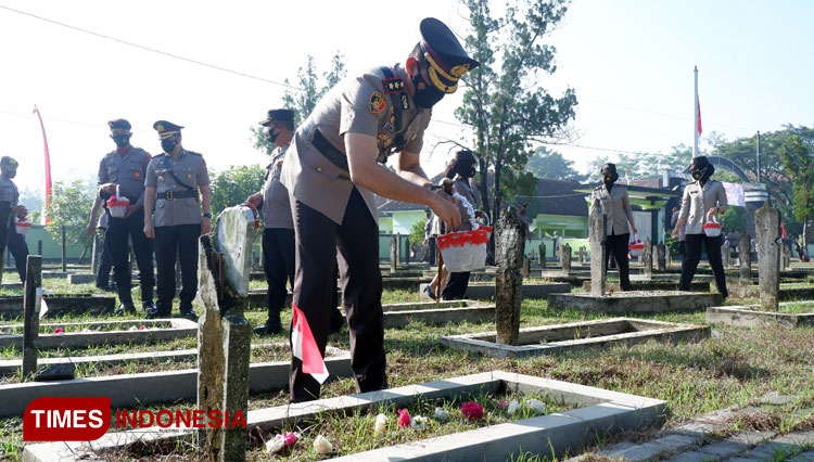 Kapolres Klaten AKBP Edy Suranta Sitepu saat mimimpin ziarah ke Makam Taman Pahlawan. (FOTO: Polres Klaten for TIMES Indonesia)