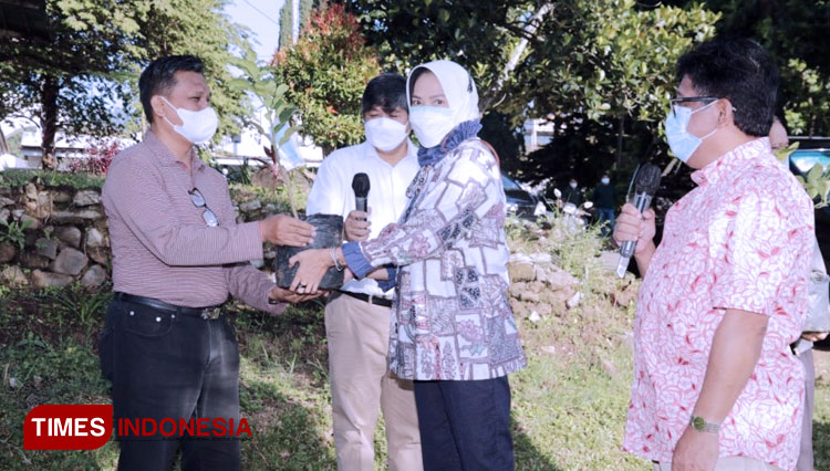 Suasana kegiatan tanam 1 nama 1 pohon di YPPII Kota Batu, Selasa (29/6/2021). (FOTO: AJP TIMES Indonesia)