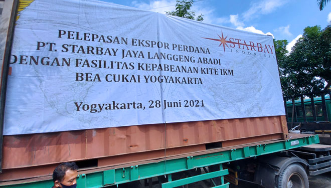 Pelepasan Ekspor Perdana PT Starbay Menggunakan Fasilitas KITE IKM Dari Bea Cukai. (Foto: Dok. Bea Cukai Yogyakarta)