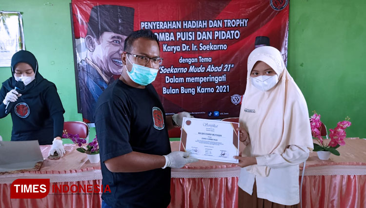 Komunitas Std Beri Hadiah Pemenang Lomba Puisi Dan Pidato Bung Karno Times Indonesia