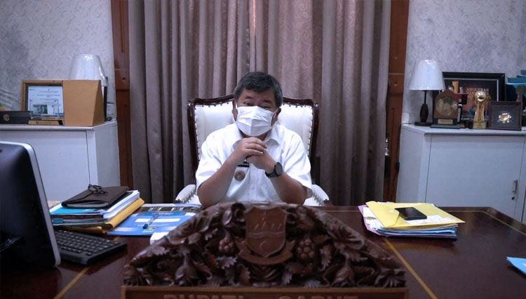 Bupati Garut, Rudy Gunawan, memberikan pernyataan terkait Garut masuk zona merah level kewaspadaan Covid-19, di Ruang Kerja Bupati, Kecamatan Garut Kota, Kabupaten Garut (FOTO: Dok. Diskominfo Garut)