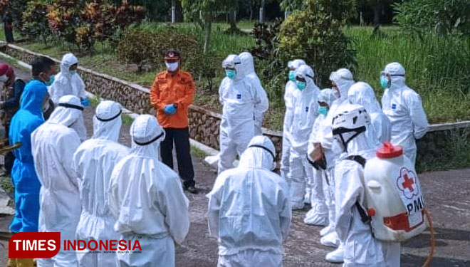 Petugas penguburan jenazah Covid melakukan doa bersama di Pemakaman Dipatiukur hari ini (Foto: Susi/TIMES Indonesia)