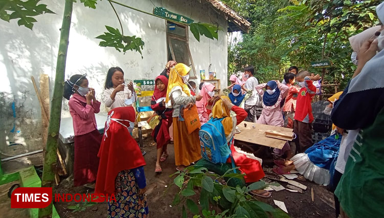 nak anak belajar membaca di taman baca a