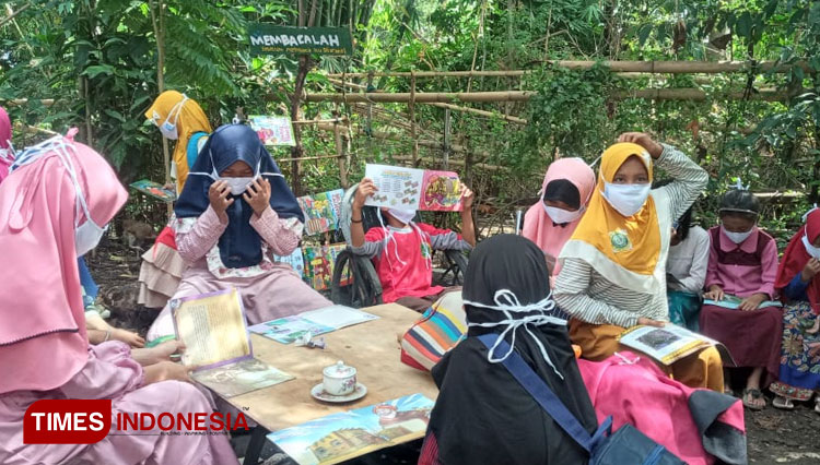 Anak-anak belajar membaca di taman baca yang didirikan Karang Taruna Desa Jatiurip, Kecamatan Krejengan, Kabupaten Probolinggo. (Foto: Nanag Fadil for TIMES Indonesia)