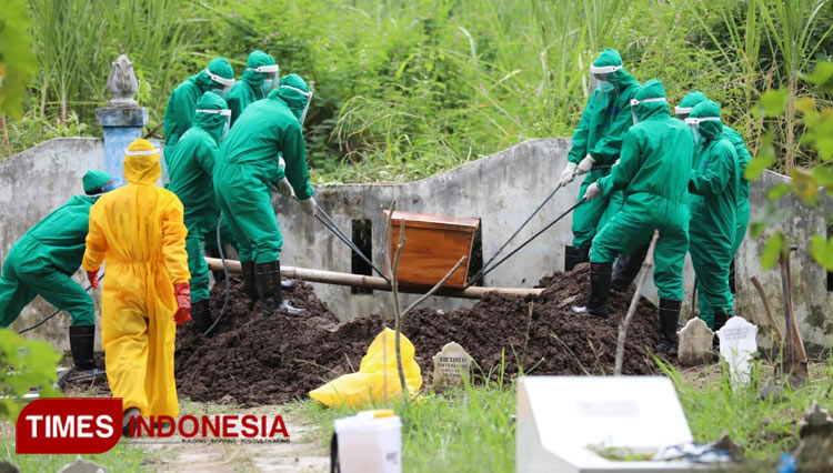 Petugas memakamkan jenazah menggunakan protokol Covid-19 secara ketat. (FOTO: dok. TIMES Indonesia) 