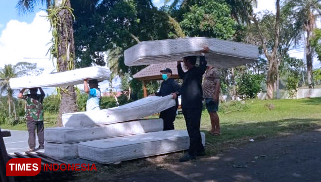 Bed tambahan untuk tempat isolasi terpusat penyintas Covid-19 di Banyuwangi (Foto : Rizki Alfian/ TIMESIndonesia)