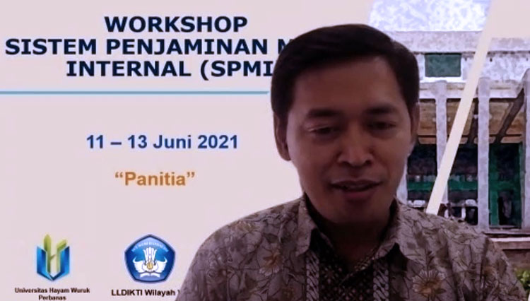 Rektor Universitas Hayam Wuruk Perbanas, Dr. Yudi Sutarso, S.E., M.Si., saat memberikan sambutan pembuka acara Workshop Sistem Penjaminan Mutu Internal (SPMI) kepada jajaran Universitas Wiraraja Sumenep, Jumat-Minggu (11-13 Juni 2021). (FOTO: AJP TIMES In