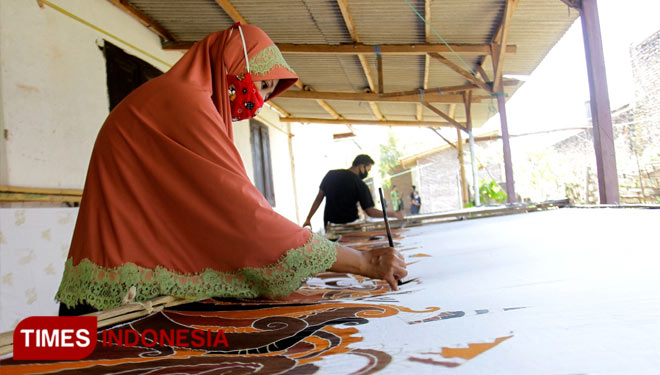 Proses produksi di Day Art Batik Kota Probolinggo (foto: Ryan/TIMES Indonesia)