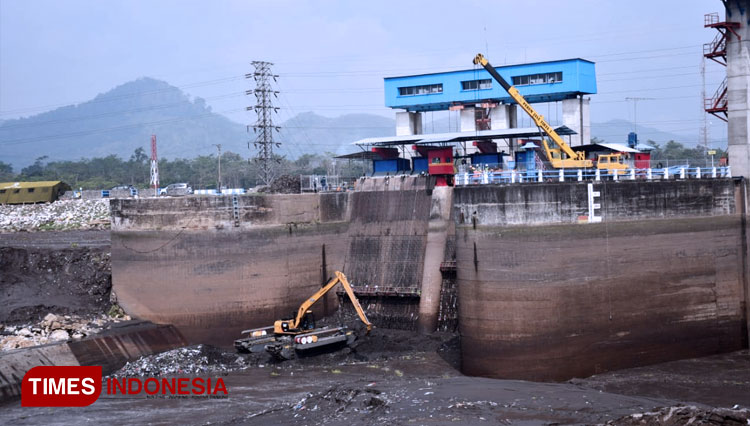 PJT I Flushing Bendungan Sengguruh di Kabupaten Malang