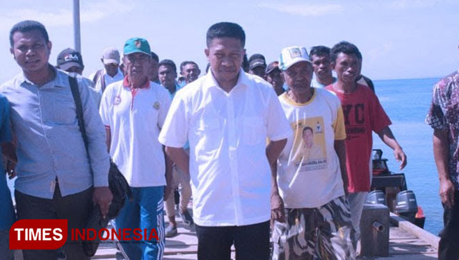 Ketua DPC Gerindra Pulau Taliabu, Muhaimin Syarif saat mengunjungi warga Taliabu. (Foto: Dok TIMES Indonesia)