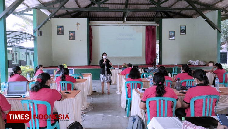 Narasumber & Peserta Pelatihan Penulisan Proposal Penelitian Tindakan Kelas. (FOTO: AJP TIMES Indonesia)