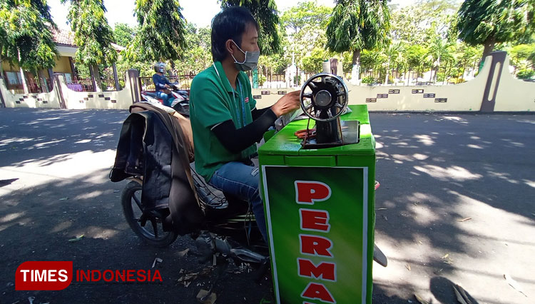 Jasa jahit keliling menjadi penyelamat perekonomian Nanang selama pandemi covid19 melanda. (FOTO: Happy/TIMES Indonesia)