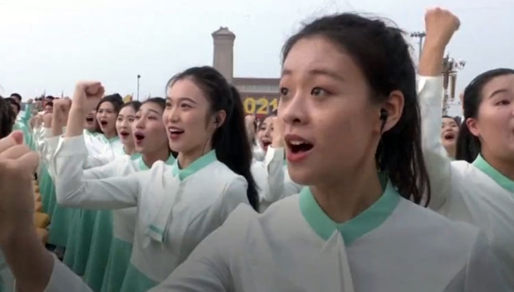 Beberapa momen perayaan di Lapangan Tiananmen pada hari Kamis.(FOTO: Screenshot BBC)