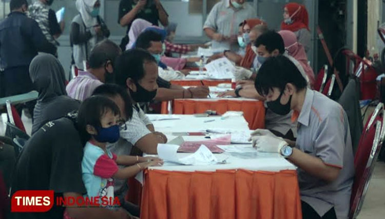Antrean warga mengambil Bantuan Sosial Tunai (BST) di Kantor Pos Kebonrojo Surabaya. (FOTO: dok. Times Indonesia) 