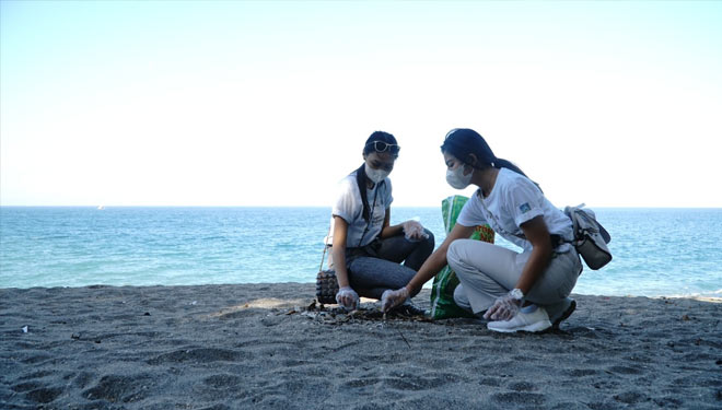 Sejumlah komunitas peduli lingkungan saat mengikuti kegiatan bersih-bersih di Pantai Senggigi.(FOTO: Dispar Lombok Barat)