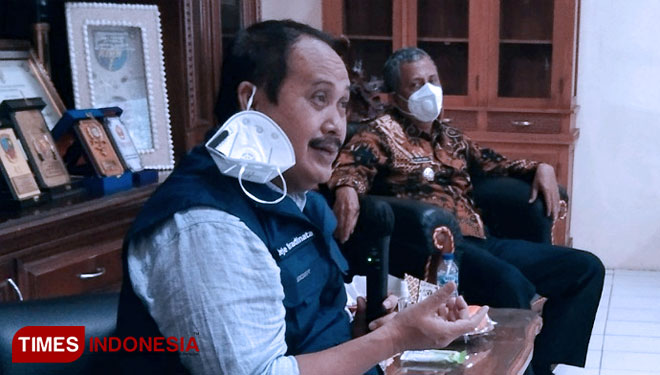 Bupati Kabupaten Pangandaran Jeje Wiradinata didampingi Wakil Bupati Ujang Endin Indrawan saat menggelar rapat Pembahasan PPKM Mikro Darurat (Foto: Syamsul Ma'arif/TIMES Indonesia)