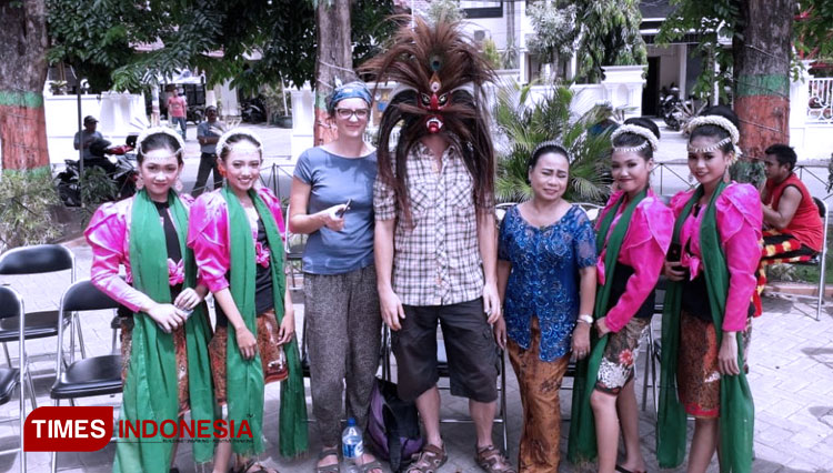 The member of Sanggar Mardi Budoyo poses with some foreign tourists in Probolinggo. (Photographs: Sanggar Mardi Budoyo for TIMES Indonesia)