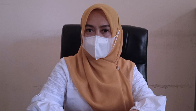 Humas Satgas Penanganan Covid-19 Kabupaten Garut, Yeni Yunieta menyampaikan penjelasan empat rumah sakit besar di Garut dijadikan rumah sakit rujukan khusus pasien Covid-19 (Foto: Dok. Diskominfo Garut)