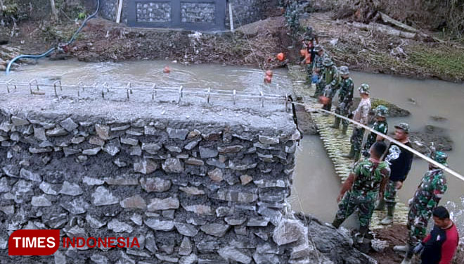 Jembatan Bambu Jadi Saksi Bisu Kekompakan TNI di TMMD 111 Banyuwangi