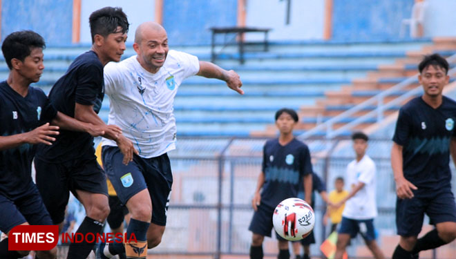 Striker Persela Lamongan, Ivan Carlos dikepung pemain Porprov Lamongan, dalam laga uji coba di Stadion Surajaya Lamongan, Sabtu (3/7/2021). (FOTO: MFA Rohmatillah/ TIMES Indonesia)