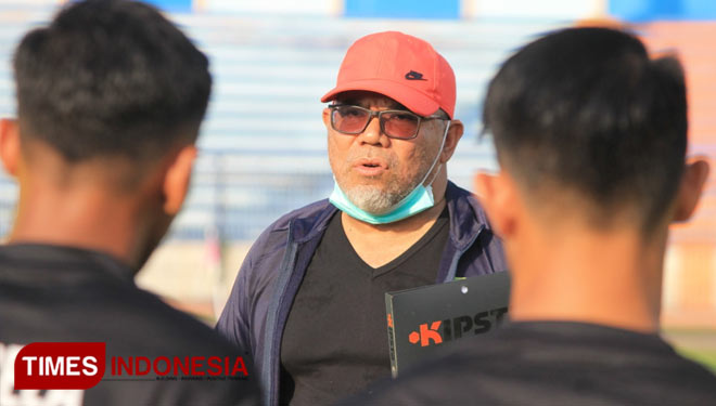 Pelatih Persela Lamongan, Iwan Setiawan, saat memberikan arahan kepada pemain, dalam salah satu sesi latihan di Stadion Surajaya. (FOTO: MFA Rohmatillah/ TIMES Indonesia)