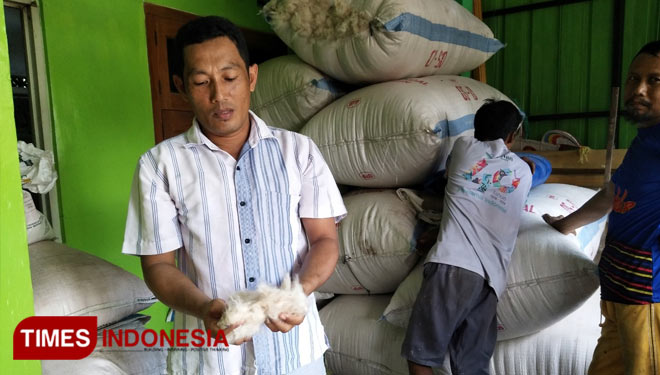Surdi menunjukkan kasur kapuk buatannya kepada calon konsumen (Foto: Agus Afandi/TIMESIndonesia)