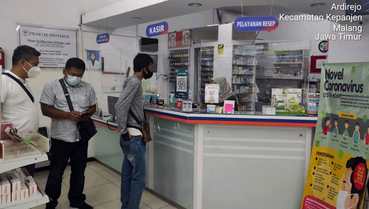 Anggota Polres Malang ketika melakukan sidak apotik untuk mengecek harga jual obat selama PPKM Darurat. (Foto : Humas Polres batal).