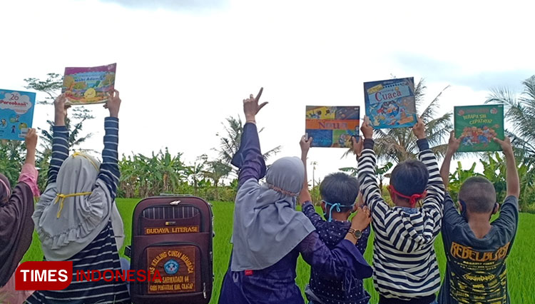 Setya Giyanti calon Guru Penggerak Cilacap hidupkan literasi siswa desa dengan budayakan membaca (FOTO : Heni PGRI for TIMES Indonesia)