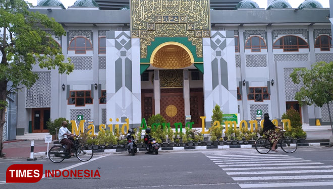 Suasana Masjid Agung Lamongan tampak sepi dan pintu masjid tertutup, Sabtu (3/7/2021). (FOTO: MFA Rohmatillah/TIMES Indonesia)